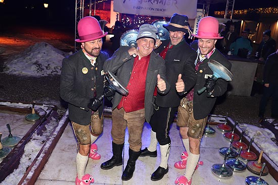 Sven Cermak, Angermaier Chef Dr. Axel Munz, Schauspieler Sven Martinek, Florian Gauder bei der Angermaier Eisstock-WM in Tracht am Park Cafe (©Foto: Martin Schmitz)